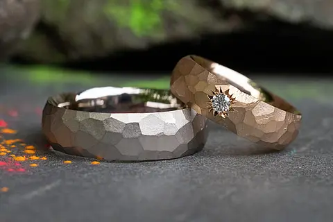 Rustikale Eheringe aus Weißgold und Rotgold