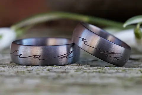 Schwarze Eheringe mit Gravur