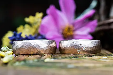 Eheringe gehämmert aus Rosé-Palladium mit Brillanten