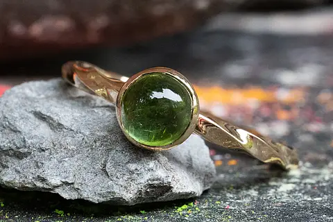 Verlobungsring grüner Stein