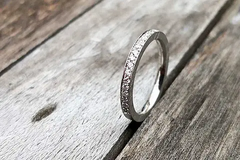 Verlobungsring aus Platin mit einer eismatten Oberfläche und kleinen Brillanten, die im Verschnitt gefasst sind. Als Vorsteckring geeignet