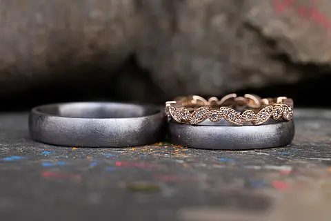 Schwarze Eheringe mit Vorsteckring