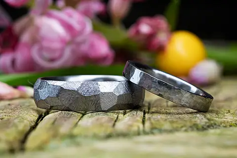 Eheringe schwarz mit einer rustikalen Oberfläche aus Tantal