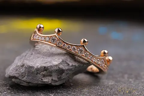 Verlobungsring in Kronenoptik aus Rotgold mit kleinen Diamanten entlang der Ringschiene