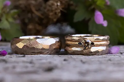 Eheringe aus Rosépalladium & Rotgold, Vorsteckring mit champagnerfarbenden Brillanten & Schlichter Vorsteckring