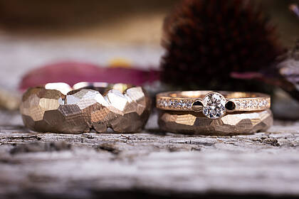Besondere Eheringe aus Rosépalladium mit einem Vorsteckring aus Rotgold Rustikale & märchenhafte Eheringe aus Rosépalladium, Rotgold und Brillanten