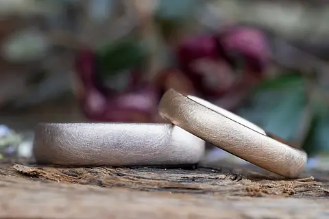 Schlichte Trauringe mit seidenmatter Oberfläche aus Rosépalladium und Roségold.