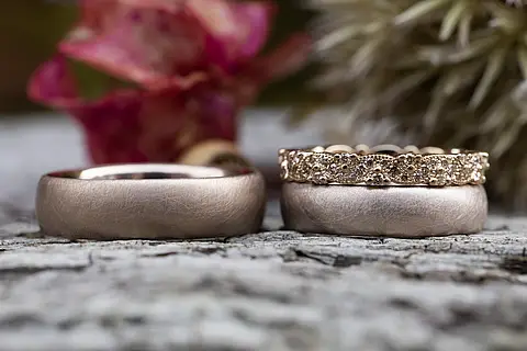 Schlichte Eheringe aus Rosépalladium mit einem Vorsteckring aus Roségold