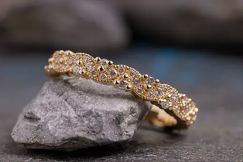 Art Deco Verlobungsring mit verzierter Ringschiene mit kleinen Diamanten