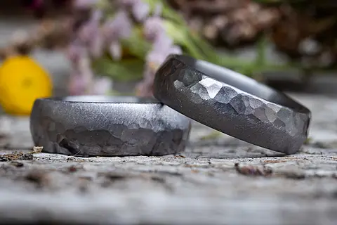 Schwarze Eheringe mit individueller Oberfläche