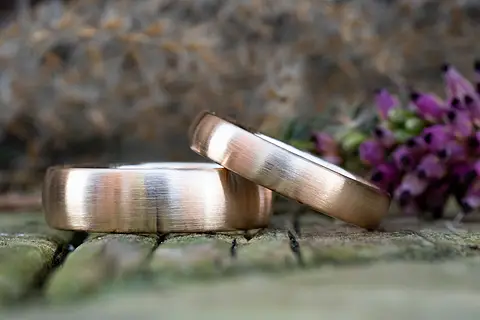 Schlichte Eheringe aus Rosépalladium mit einer schönen strichmatt Oberfläche