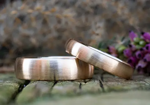 Schlichte Eheringe aus Rosépalladium mit einer schönen strichmatt Oberfläche