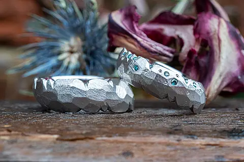 Besondere Eheringe aus Weißgold oder Platin mit einer rustikalen Oberfläche gehämmert