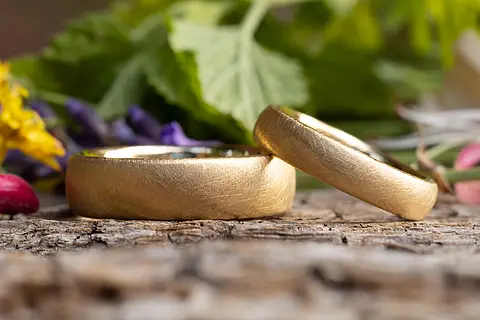 Schlichte goldene Eheringe aus 900/- er Gelbgold