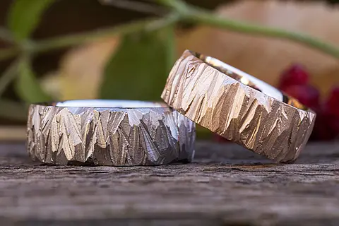 Individuelle Eheringe aus Weißgold und Rotgold