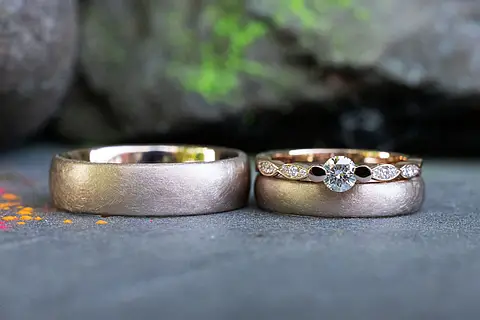 Schlichte Eheringe mit Vorsteckring aus Roségold