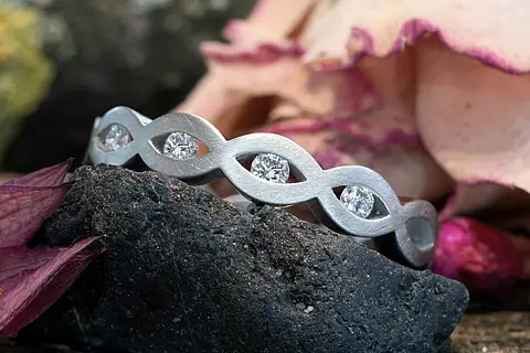 Verlobungsring Platin mit Brillanten im modernen Stil, als Vorsteckring geeignet