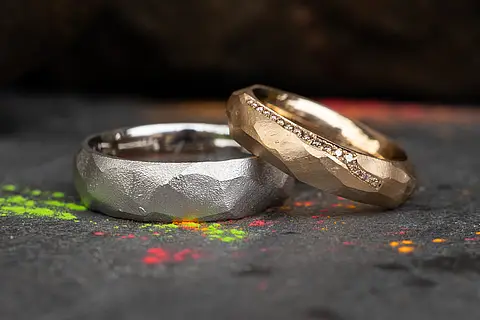 Außergewöhnliche Eheringe aus Palladium & Roségold