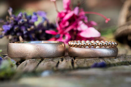 Märchenhafte Eheringe aus Roségold Märchenhafte Eheringe mit Vorsteckring