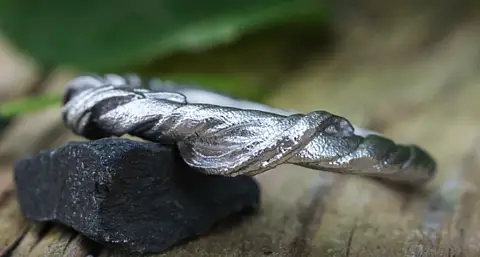 Individueller Verlobungsring wie Grashalm