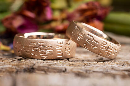 Individuelle Eheringe aus Rotgold Individuelle Eheringe aus Rotgold mit eingestempelten Worten