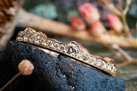 Ausgefallener Verlobungsring mit Steinen