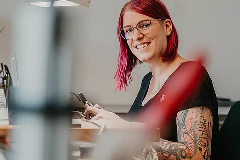 Goldschmiedemeisterin Birte Schumacher am Werktisch im Schloss Möhler