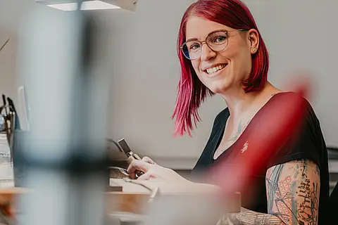 Goldschmiedemeisterin Birte Schumacher am Werktisch im Schloss Möhler