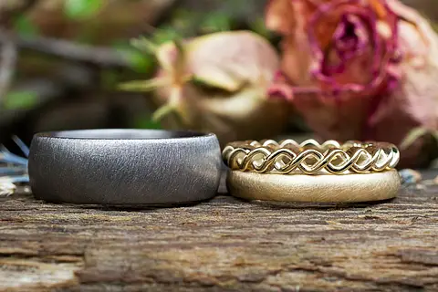 Ausgefallene Eheringe aus Tantal und Gelbgold mit Vorsteckring