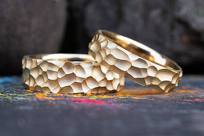 Goldene Eheringe mit einer auffälligen rustikalen Oberfläche Goldene Eheringe im rustikalen Stil