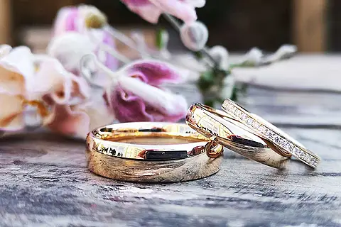 Klassische Eheringe mit einer polierten hochglanzoberfläche aus Roségold und Gelbgold mit Brillanten, dazu passender Verlobungsring mit Brillanten ausgefasst