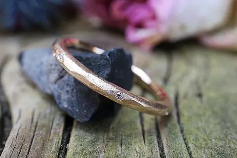 Besonderer Verlobungsring mit einer strukturierten Oberfläche aus Roségold. Der Verlobungsring kann natürlich super als Vorsteckring getragen werden
