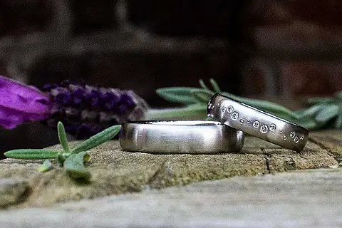 Schlichte Eheringe aus Platin oder Weißgold mit vielen kleinen Brillanten