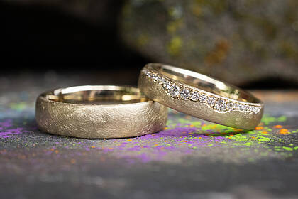 Goldene Eheringe mit funkelnden Brillanten Goldene Eheringe mit Brillanten