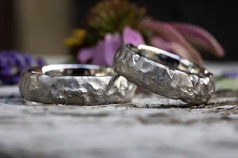 Ausgefallene Eheringe aus Weißgold