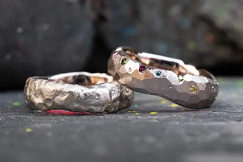 Moderne Eheringe mit farbigen Steinen