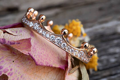 Engagement Ring aus Rotgold, ähnlich Roségold mit Brillanten Ausgefallener Verlobungsring oder Vorsteckring aus Rotgold mit Brillanten. Das Design erinnert an eine Krone mit kleinen Kugeln auf den Kronenspitzen. Der Ring ist poliert.