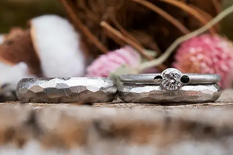 Eheringe silber aus Platin mit einem Solitär Vorsteckring