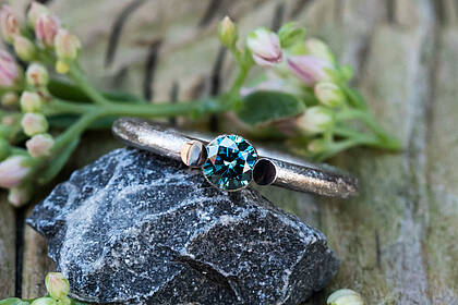 Besonderer silberner Verlobungsring mit einem Solitär Diamanten in Blau Besonderer Verlobungsring mit einem Solitär Diamanten in Blau