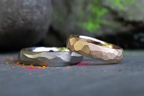 Rustikale Eheringe aus Palladium & Rotgold