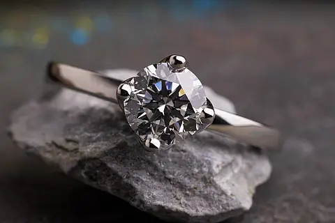 Verlobungsring aus Platin mit einem 1 Karat Diamanten als Mittelstein