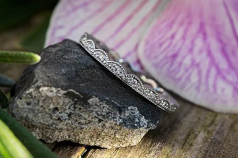 Art Deco Verlobungsring / Vorsteckring mit einem zarten Millegriff und kleinen Brillanten