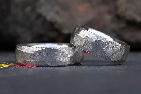 Silberne Eheringe aus Palladium mit individuellen Oberflächen