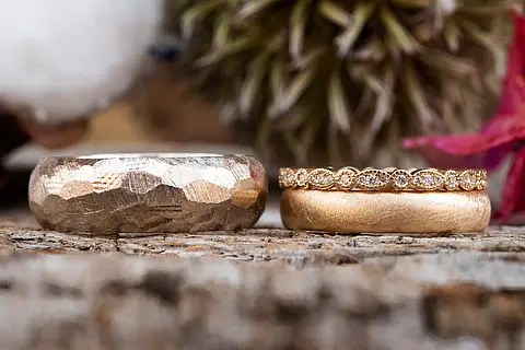 Rustikale Eheringe aus Gelbpalladium und Gelbgold mit Vorsteckring