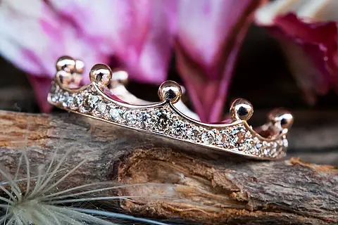 Dieser Verlobungsring aus Rotgold mit champagnerfarbenen Brillanten in Krönchenform, eigentlich sich auch als Vorsteckring zu einem schlichten Ehering