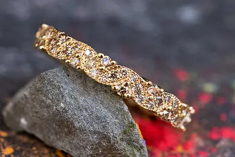 Goldener Verlobungsring im Art Deco Stil