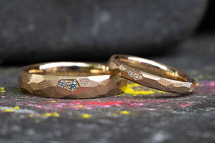 Eheringe aus Roségold mit farbigen Diamanten Roségoldene Eheringe mit Steinen