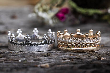 Eheringe in Kronenform aus Platin & Roségold Eheringe in Kronenform