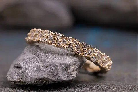 Verlobungsring Adeline aus Roségold mit einer gemusterten Art Deco Ringschiene und kleinen Diamanten