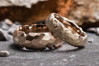Auffällige & rustikale Eheringe aus Rotgold Rustikale Eheringe aus Rotgold